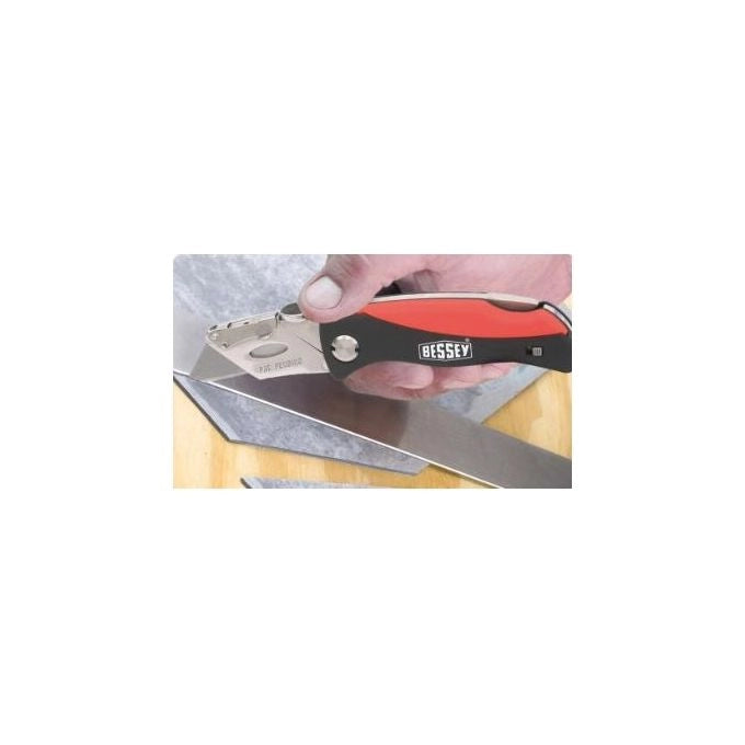 BESSEY DBKPH-EU Taglierino a Lama Fissa Lunghezza 160 mm con 5 Lame di Ricambio colore Nero Rosso