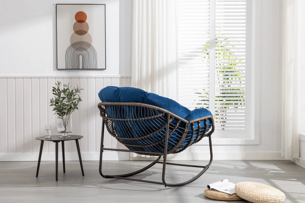 Sedia a dondolo in rattan con schienale imbottito per giardino e terrazzo in acciaio blu navy