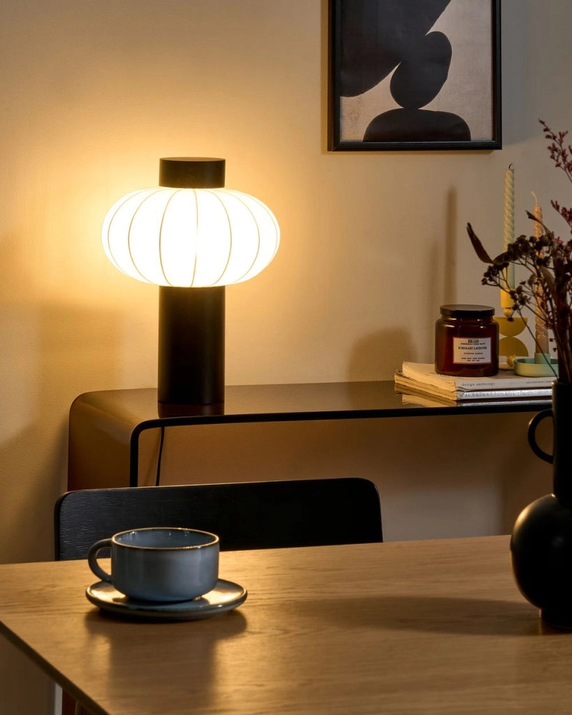 Lampada da tavolo in metallo nero con paralume in nylon e legno di gomma per soggiorno e camera da letto stile moderno e contemporaneo