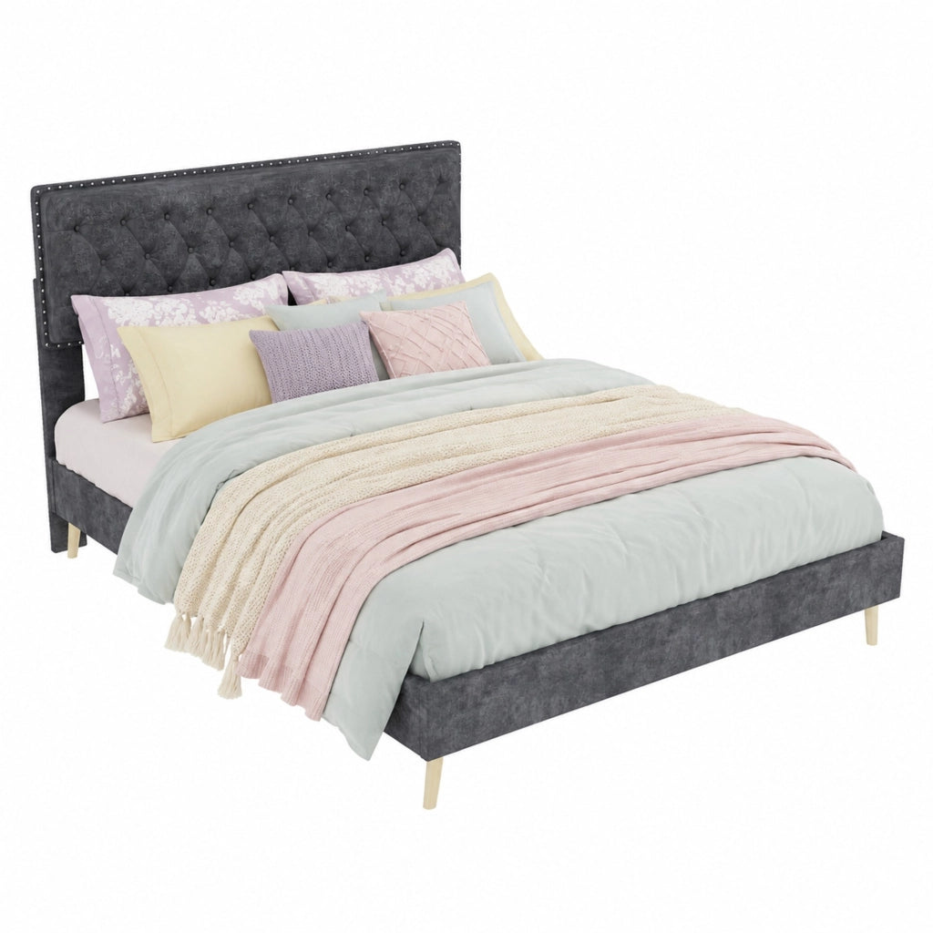 Letto 140 × 200 cm con testiera alta rivestito in velluto grigio con rete a doghe e borchie decorative