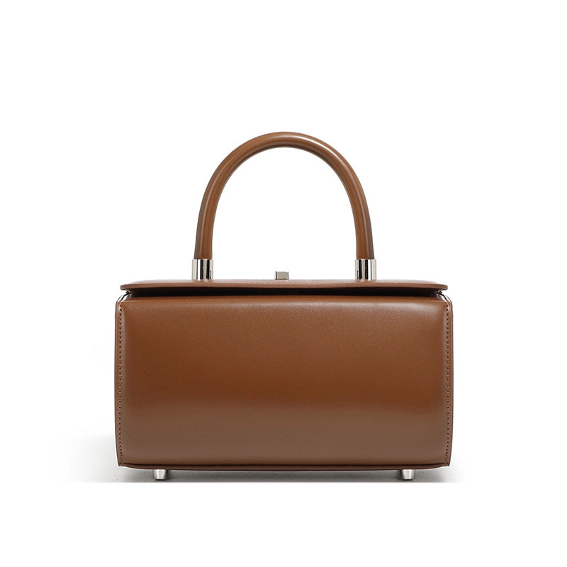 Borsa a tracolla da donna in vera pelle, semplice ed elegante, colore marrone.
