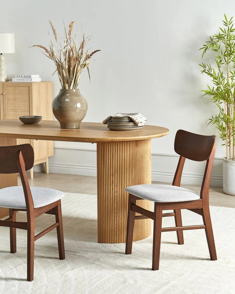 Set di 2 sedie da pranzo Struttura in legno di gomma scuro Seduta in tessuto poliestere grigio chiaro Design retrò senza braccioli