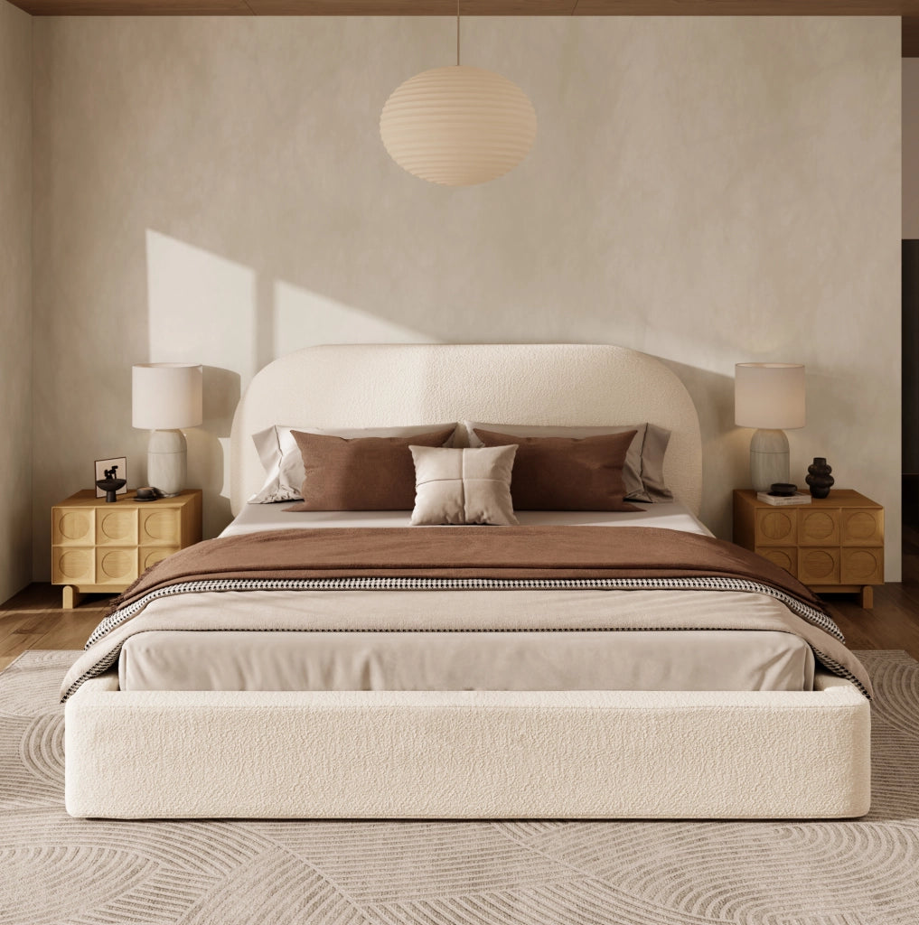 Letto matrimoniale 180x200 cm con rete a doghe; testiera imbottita in bouclé beige