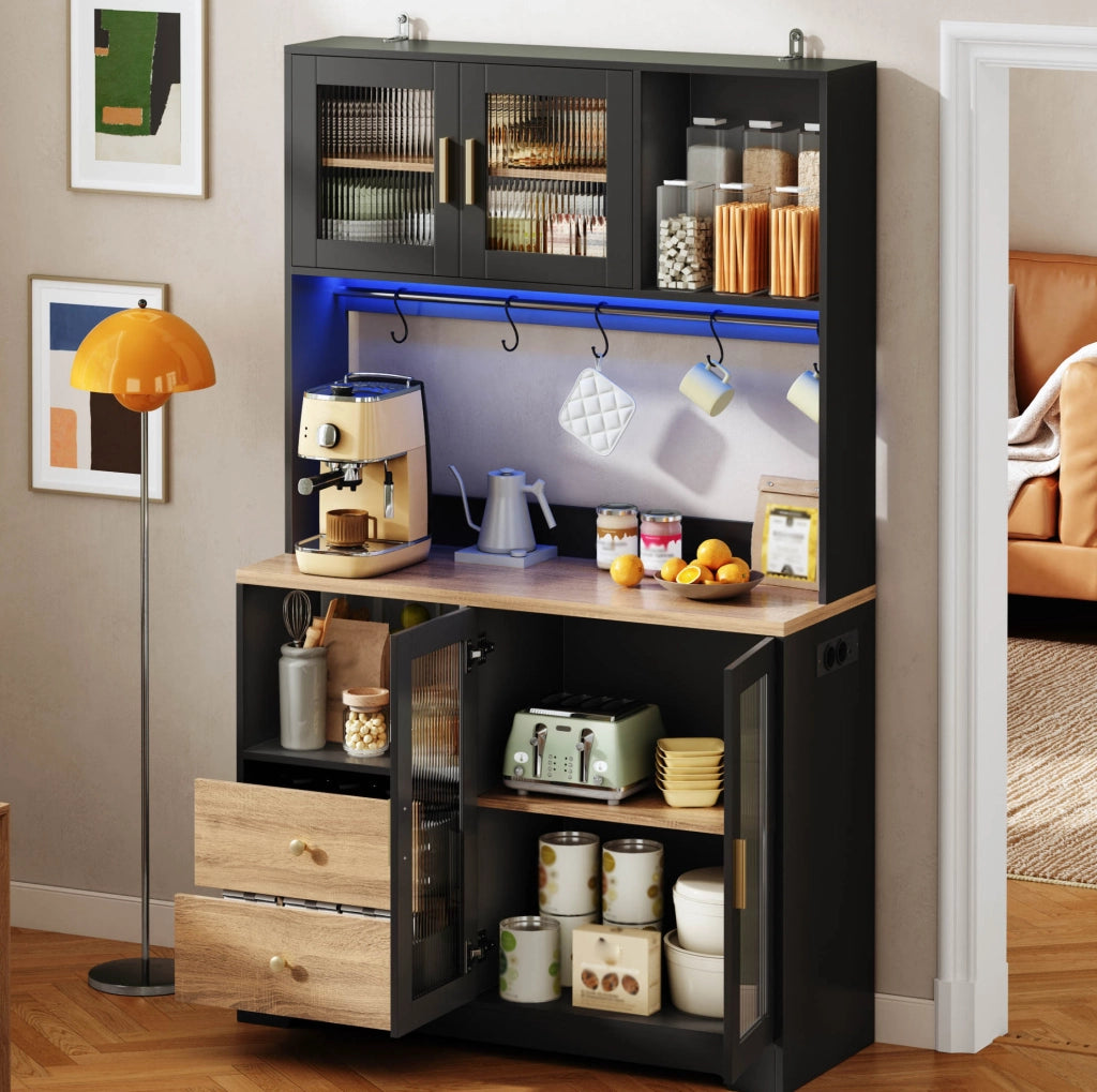 Credenza alta 110x40x178 cm con LED; prese USB e vetrina in MDF nero