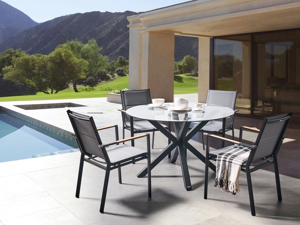 Tavolo da giardino con piano in vetro e gambe in alluminio nero stile moderno