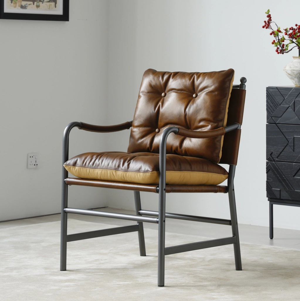 Poltrona accent in pelle stile Mid Century Modern marrone con struttura in metallo