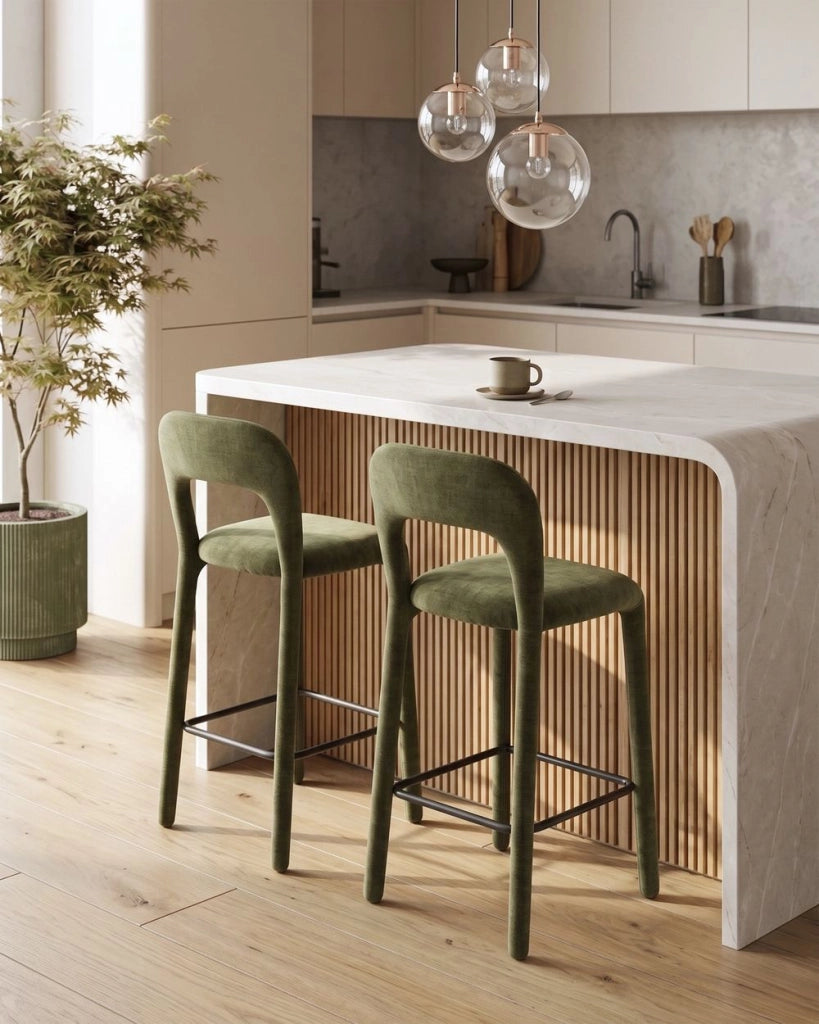 Set di 2 sgabelli da bar in ciniglia, colore verde, completamente imbottiti con schienale curvo, per sala da pranzo