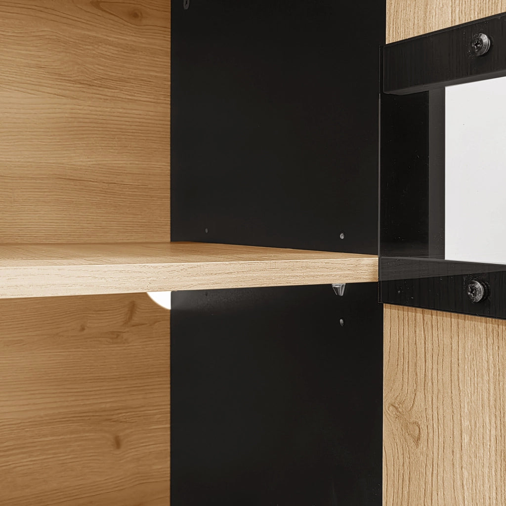 Credenza con 3 ante e ripiani, LED e anta in vetro, per soggiorno, legno e nero, 140 × 78,5 × 41 cm