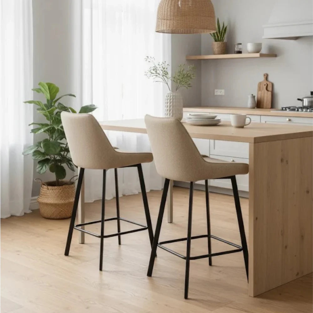 Set di 2 sgabelli da bar e cucina in tessuto beige Fynn con struttura in metallo e poggiapiedi | Duzzle