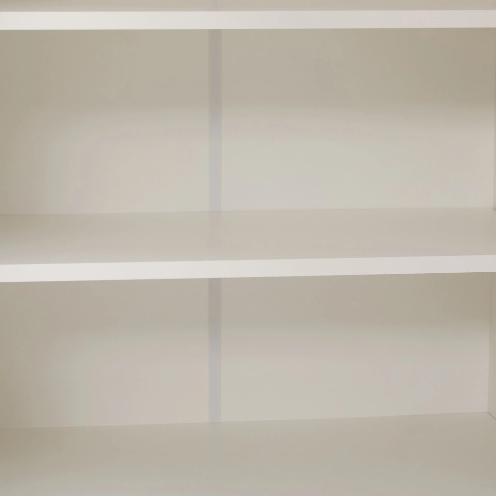 Credenza moderna bianca 90x35x99 cm con ripiani regolabili e gambe in legno massello