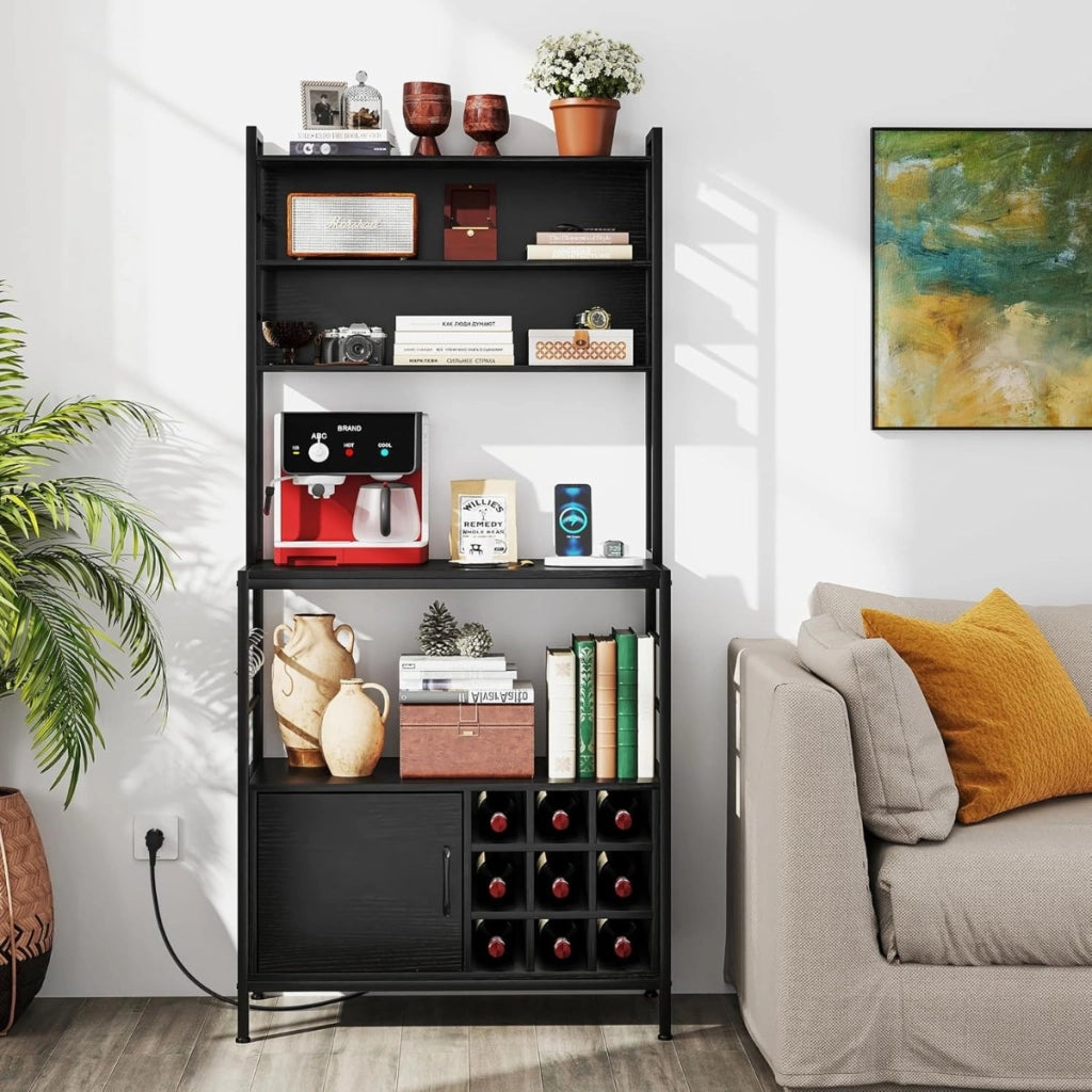 Scaffale da cucina da 170 cm con presa elettrica, Mobile per bar del caff¨¨ con ganci a S e supporti per bottiglie di vino Nero-Portabottiglie