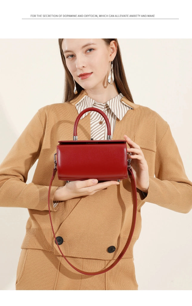 Borsa a tracolla da donna in vera pelle, semplice ed elegante, colore rosso.