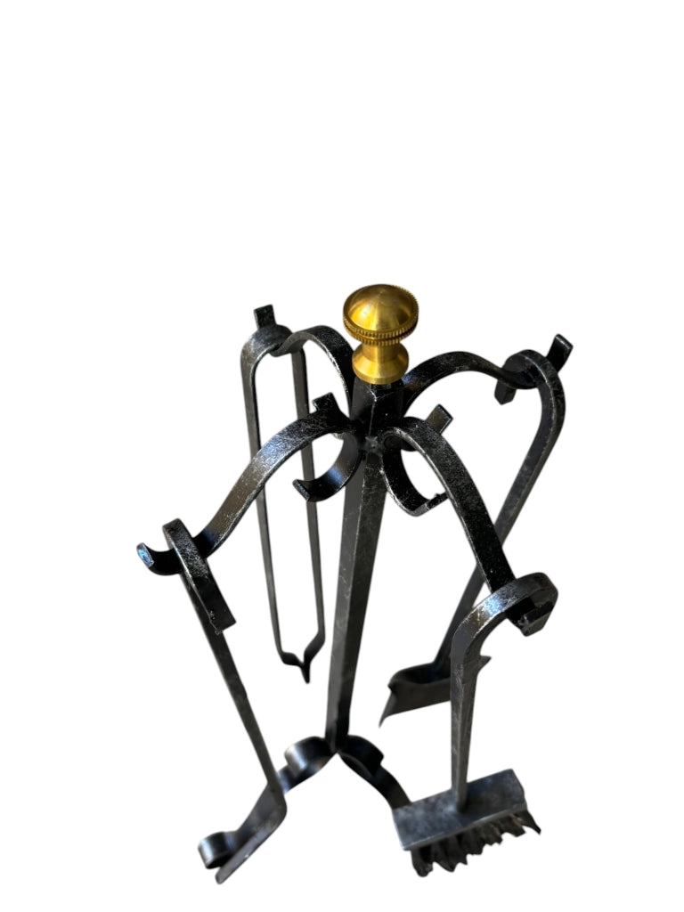 Attrezzo per Camino in Ferro con Accessori,Trespolo con Pomelli in Ottone, Pinza, Uncino, Scopetta e Paletta 82cm h