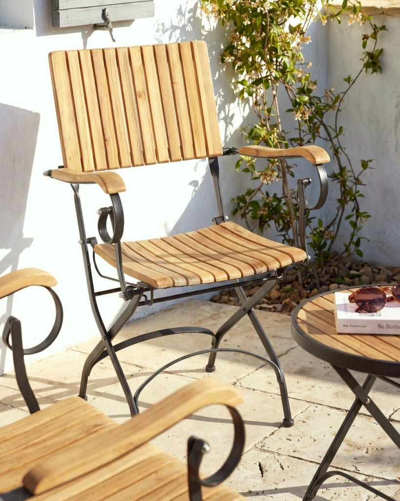Set da giardino composto da 2 sedie con braccioli in legno di acacia laminato, struttura in acciaio, stile moderno, marrone chiaro
