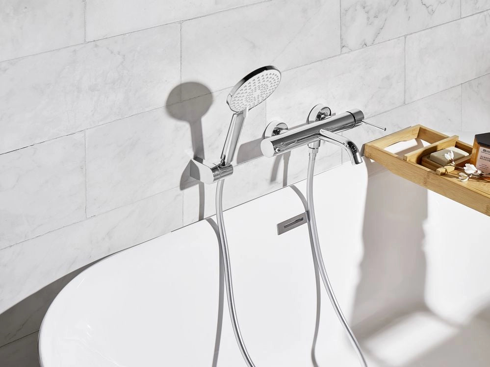 Set di miscelatori per vasca da bagno montati a muro, in ottone argentato, soffione doccia a bocca singola con kit di interruttori