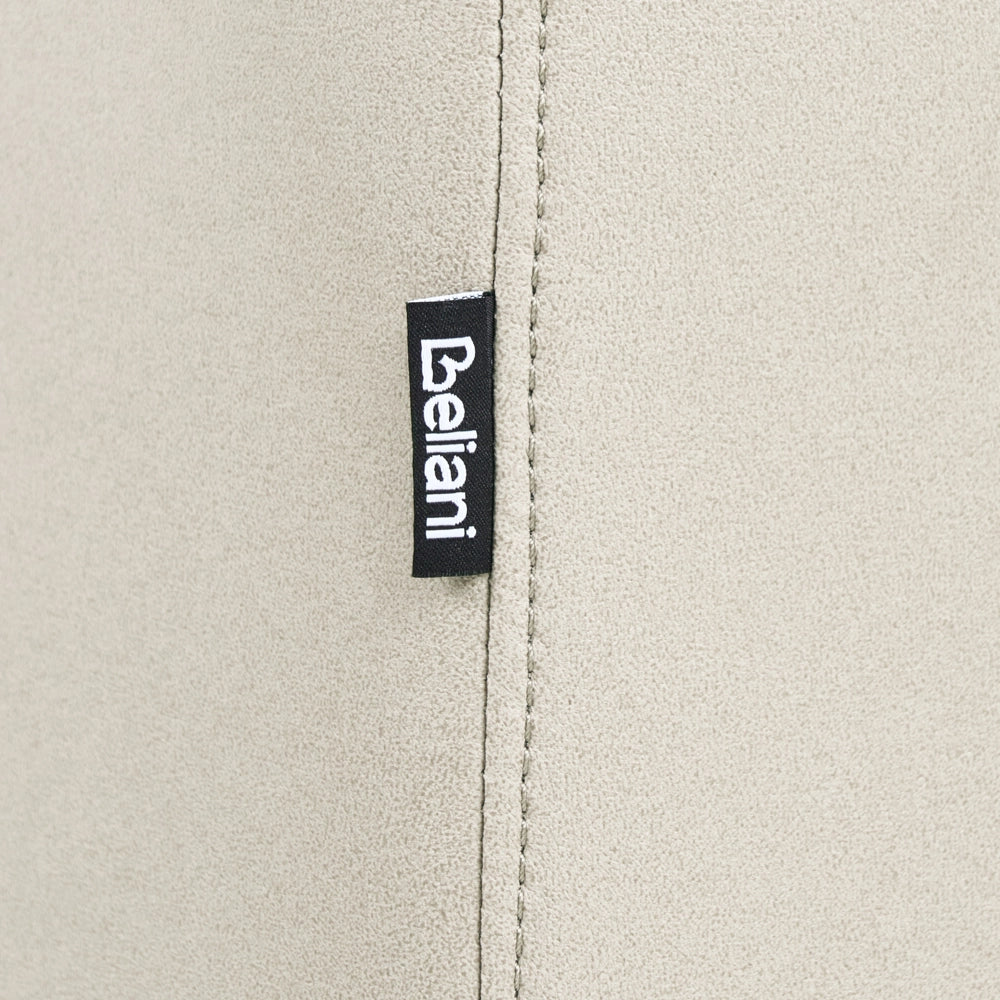 Poltrona in ecopelle beige chiaro  con poggiatesta regolabile e gambe in metallo stile moderno
