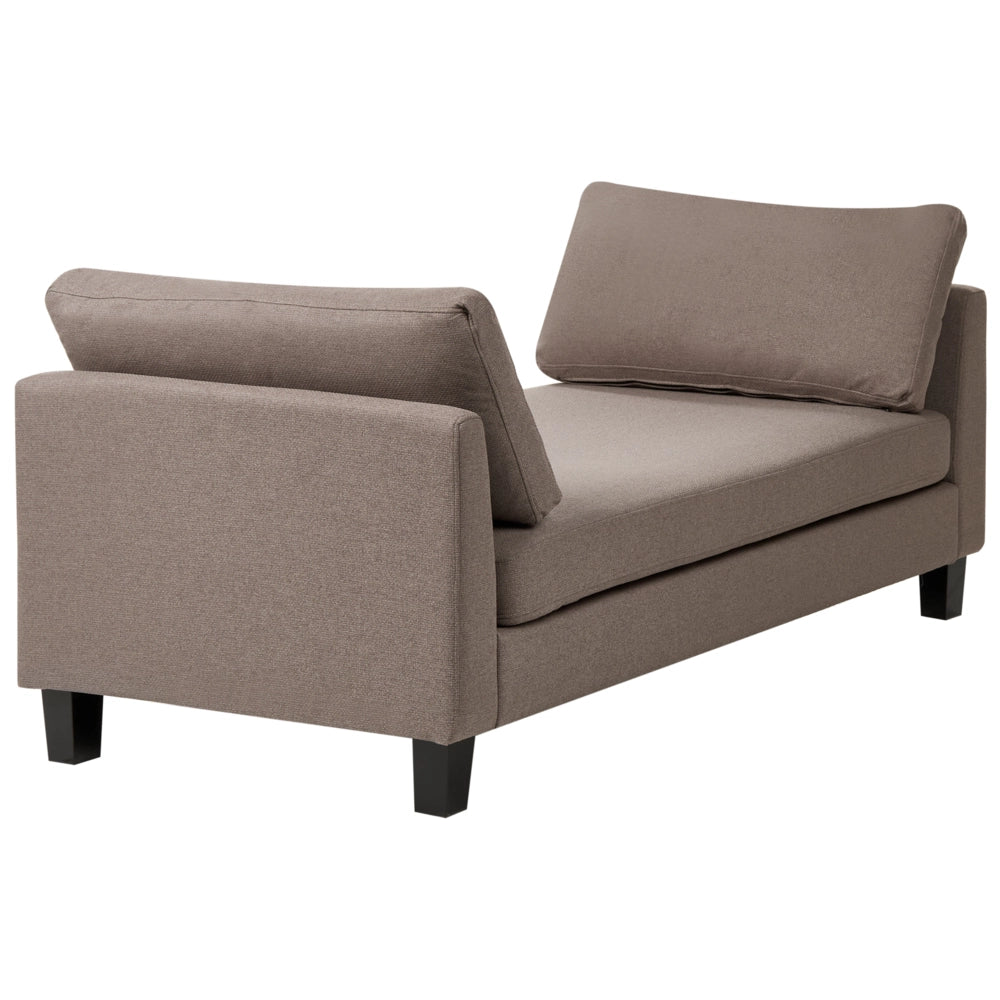 Chaise longue in tessuto tortora imbottita con cuscini gambe in acciaio in stile scandinavo