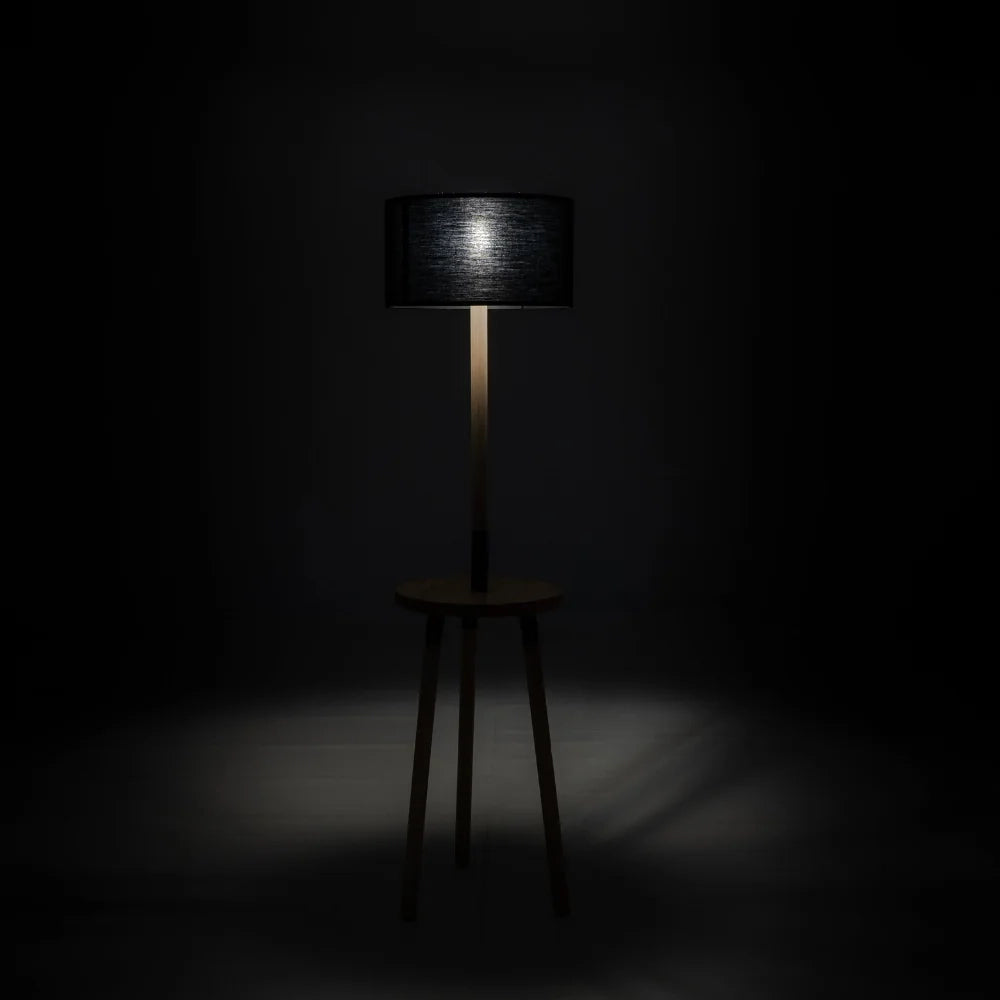 Lampada da terra Solana con struttura in legno e paralume nero | Duzzle