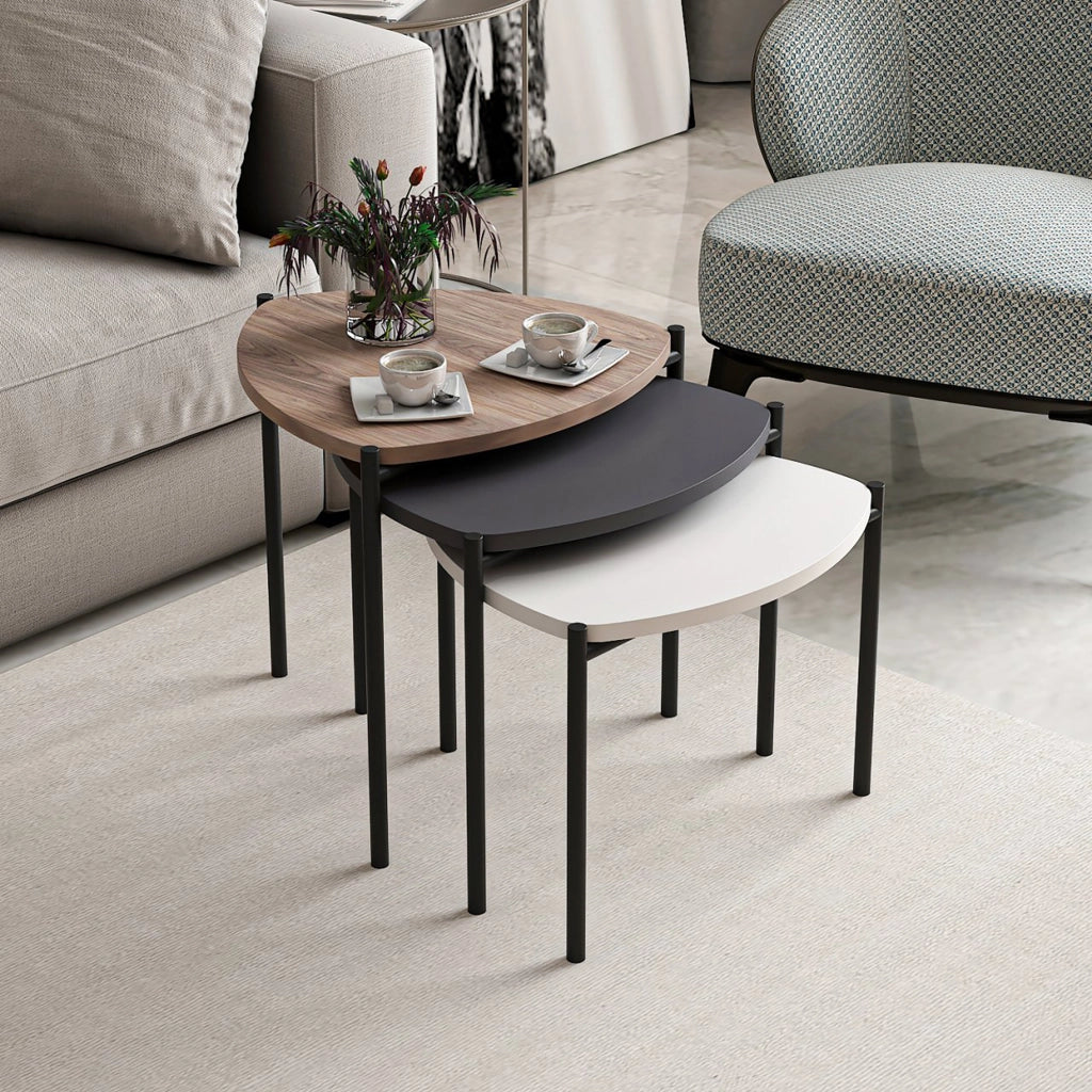 Set di 3 Tavolini Bassi 'Glamsbjerg' Sovrapponibili con Piani Triangolari in Colori - Bianco / Antracite / Rovere [en.casa]
