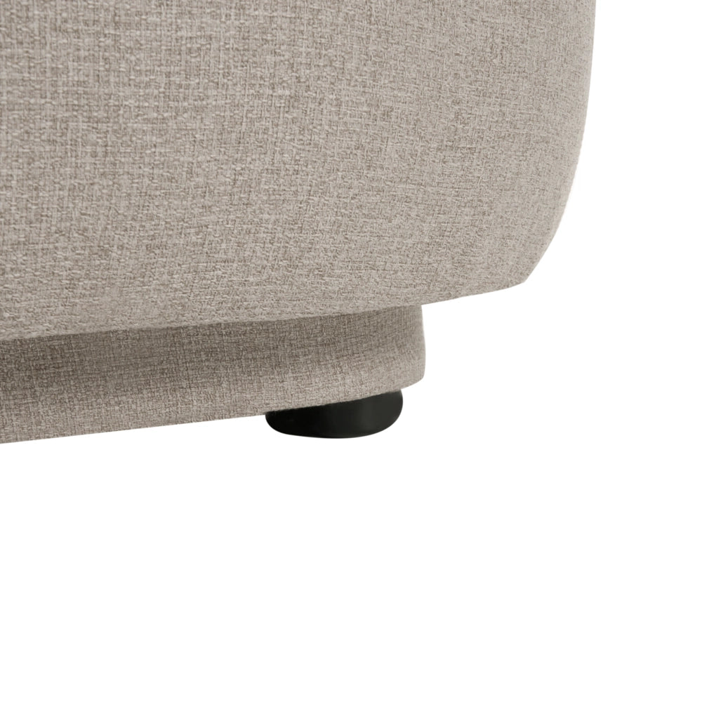 Poltrona beige in tessuto facile da pulire, design contemporaneo retrò, schienale basso, stile moderno e minimalista