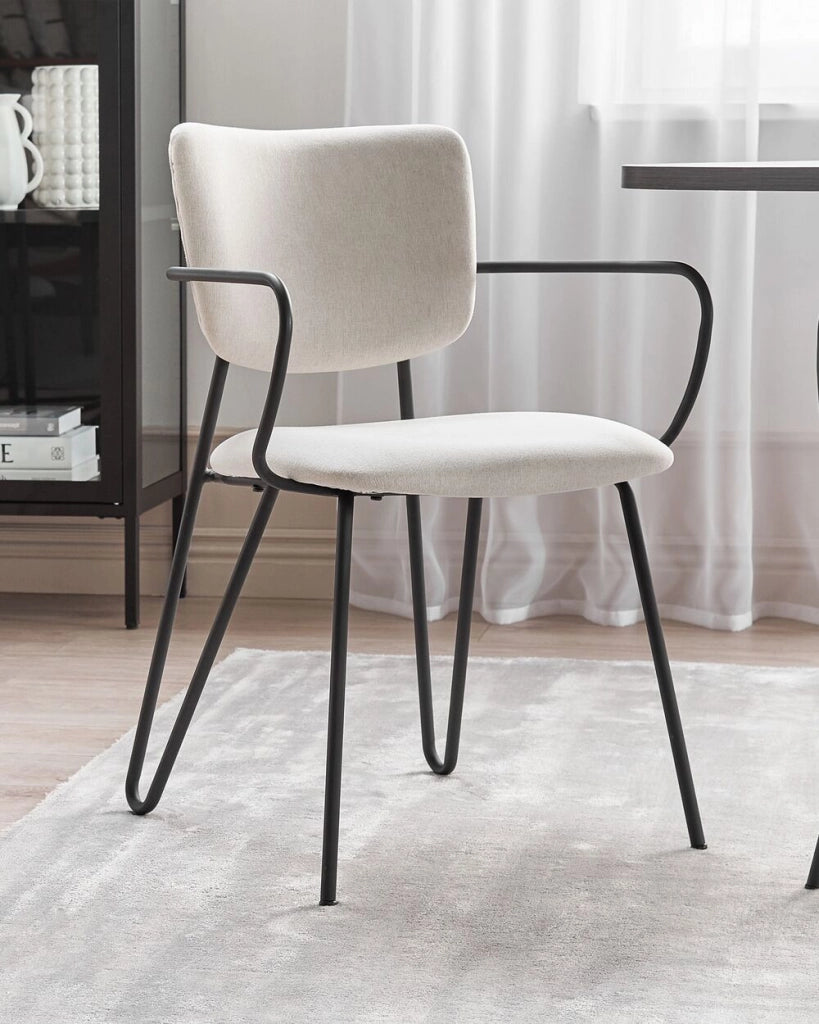 Set di 2 sedie da pranzo Rivestimento in tessuto strutturale in poliestere bianco crema Gambe in metallo nero Schienale curvo senza braccioli Design moderno e contemporaneo