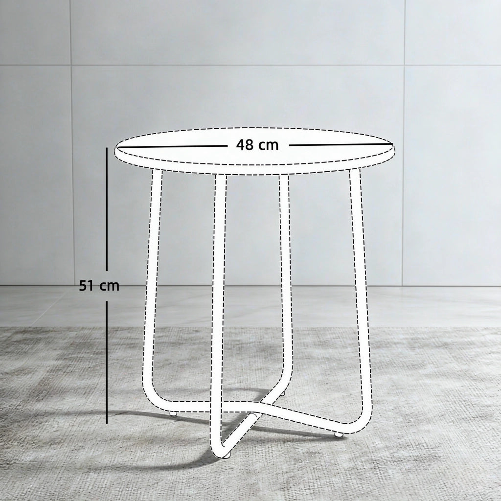 Tavolino da caff¨¨ per esterni, con base a X per il terrazzo del soggiorno.