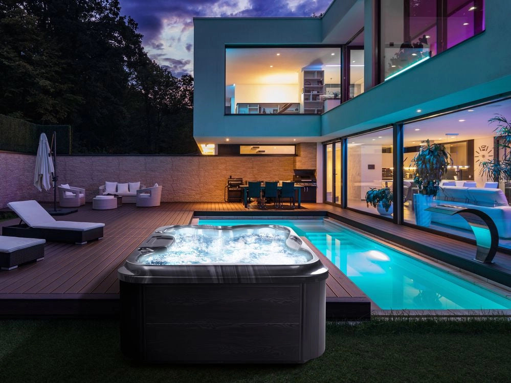 Vasca Idromassaggio Acrilico Grigio 180 x 215 cm 4 Posti 19 Getti Idromassaggio Cassa in Alluminio Effetto Legno con Luce LED