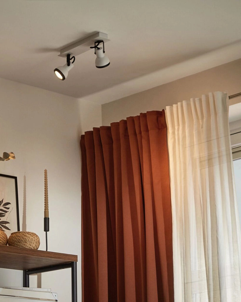 Plafoniera a 2 luci in metallo bianco e nero a braccio oscillante con paralume a cono faretto a binario rettangolare di design