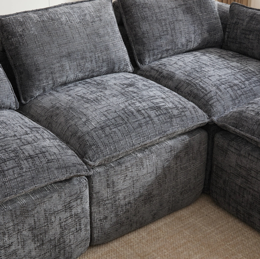 Divano modulare 3 posti in tessuto chenille grigio con pouf, cuscini, portabicchieri e tasche laterali