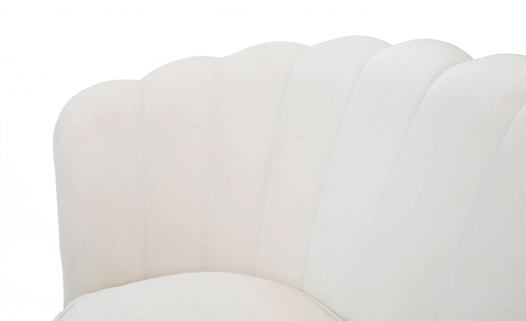 Divanetto 2 posti in velluto, colore crema, con gambe dorate dal particolare design che richiama i petali di un fiore, Misure 74 x 84 x 130 cm