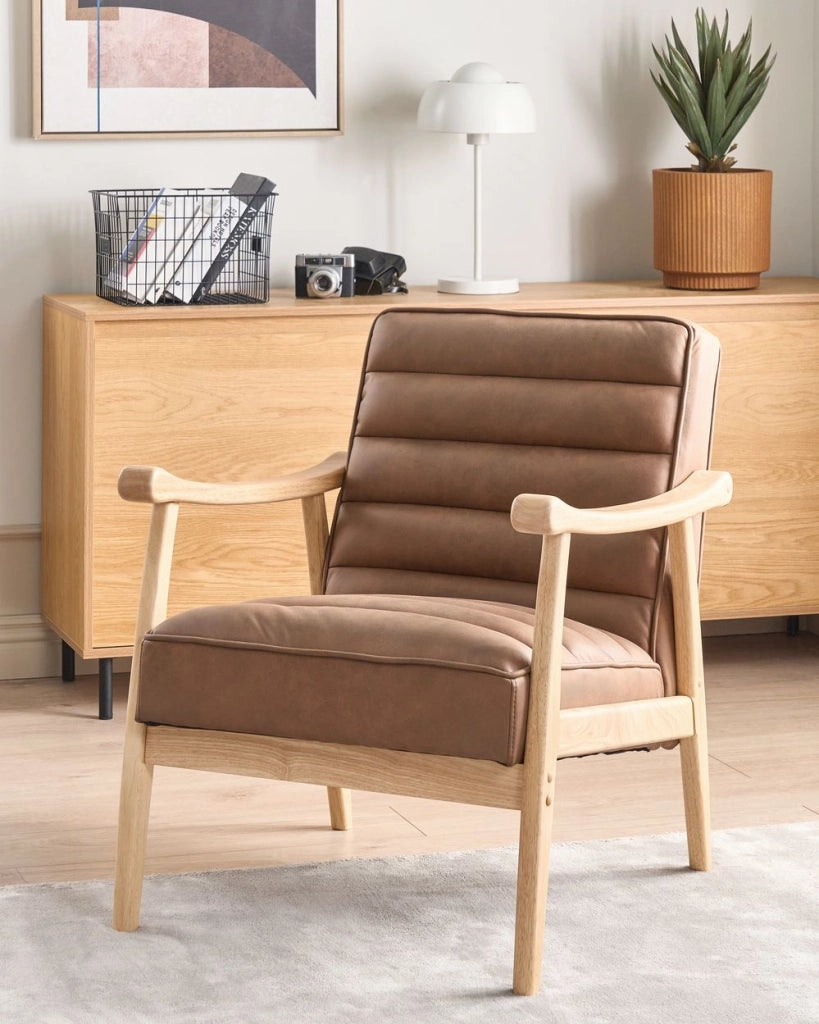 Poltrona Marrone Poliestere Ecopelle Rivestimenti Design Retrò Struttura in legno Braccioli Soggiorno