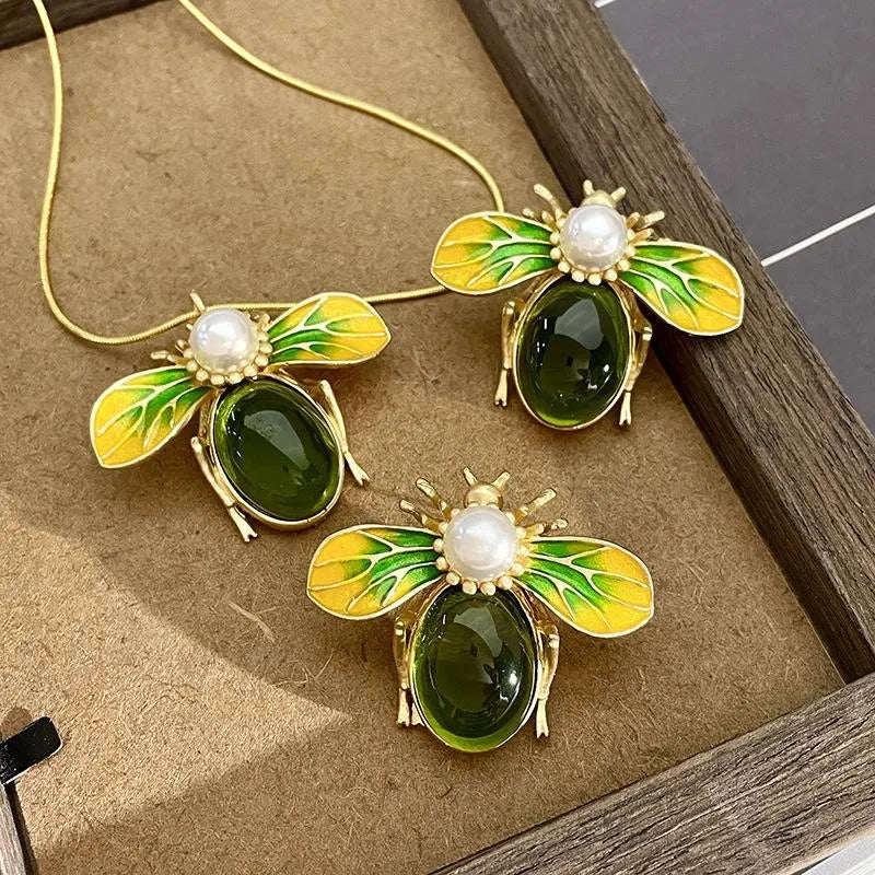Set vintage di collana e orecchini con ape e perle verdi: gioielli realizzati a mano con perline.