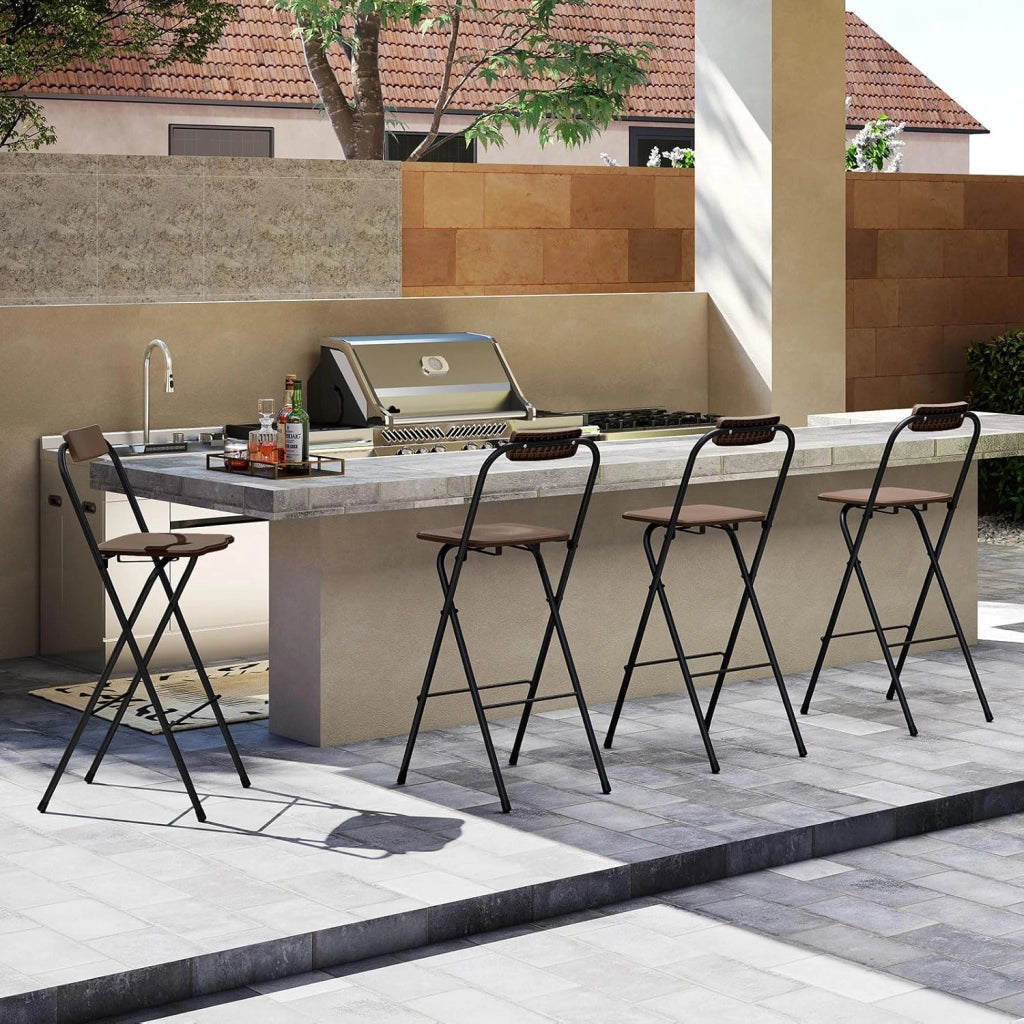Set di 2 Sgabelli da Bar Pieghevoli, Sedia Alta con Schienale e Poggiapiedi, Struttura in Metallo, per Interno ed Esterno, Portata 150 kg (Marrone)
