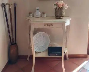 Consolle sagomata in legno con cassetto Shabby chic avorio anticato