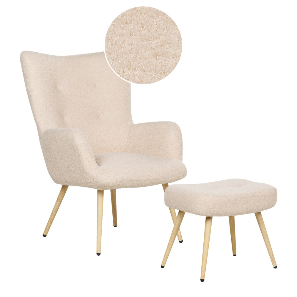 Poltrona rivestita in tessuto beige con poggiapiedi in stile retrò