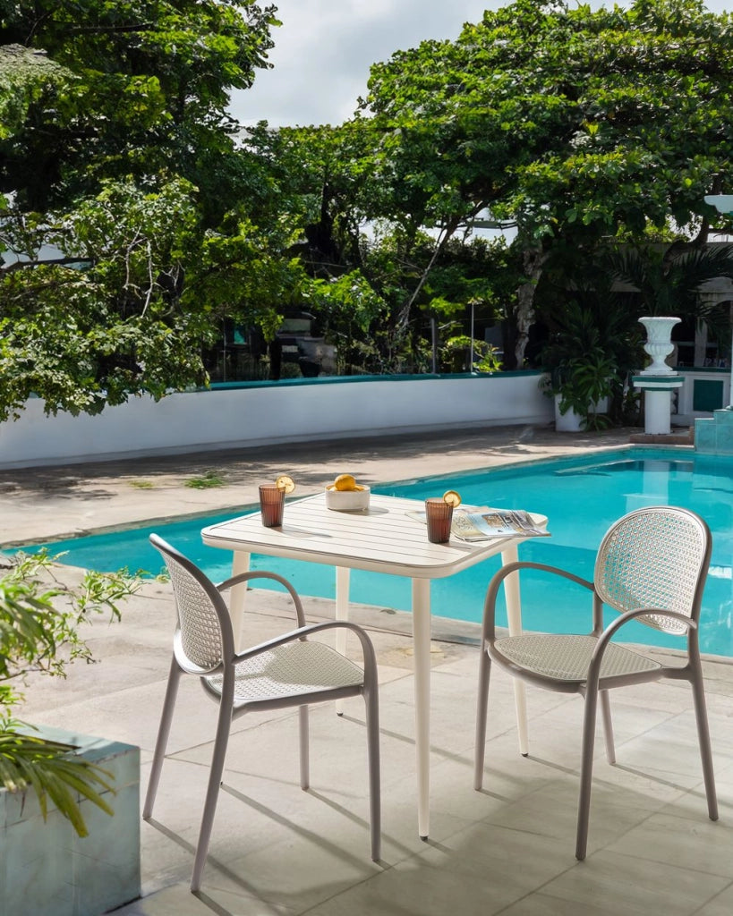 Set di 2 sedie da pranzo in plastica marrone chiaro per giardino e cucina all'aperto dal design retrò