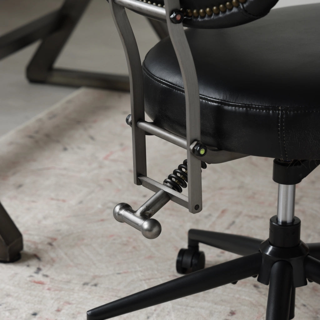 Sedia ufficio ergonomica in pelle nera con ruote girevoli 360° e struttura in metallo
