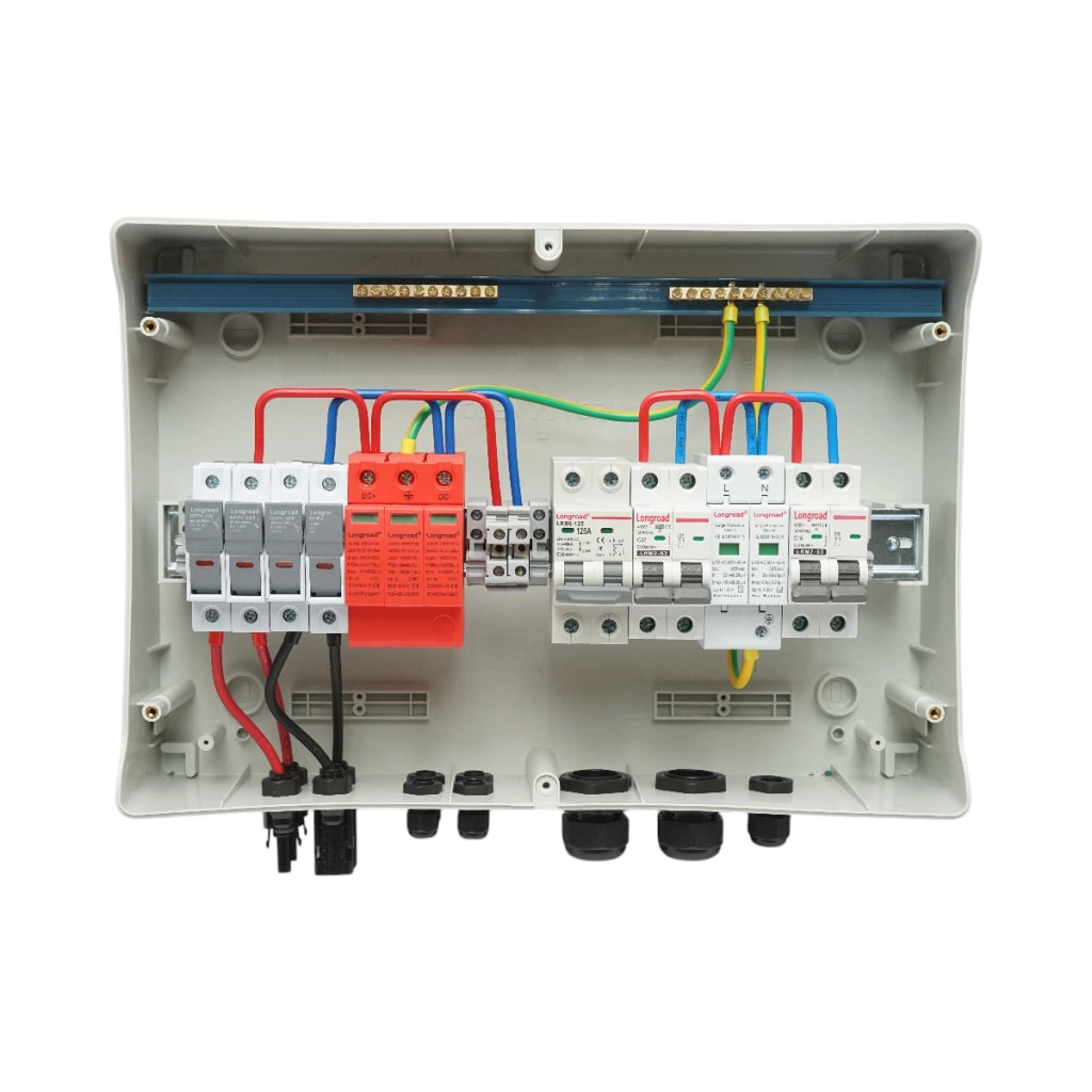 Quadro di protezione DC/AC equipaggiato per sistemi fotovoltaici da 3–5 kW, con protezione per batterie da 125 Ah, per inverter ON/OFF Grid prosumer.