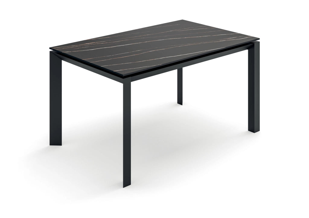 Tavolo allungabile Account 24 con top in ceramica marmo portoro opaco e allunghe in MDF nero - Stones