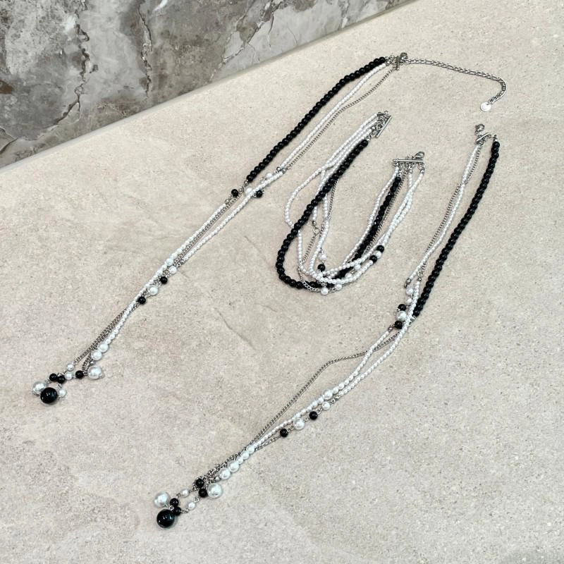 Collana multiuso con nappina di perle bianche e nere, regalo di Natale o compleanno.