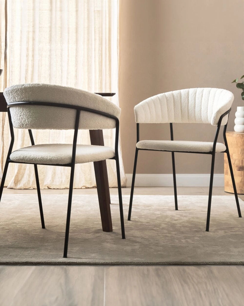 Set di 2 sedie da pranzo moderne imbottite in velluto con braccioli schienale curvo gambe nere crema Design moderno e contemporaneo