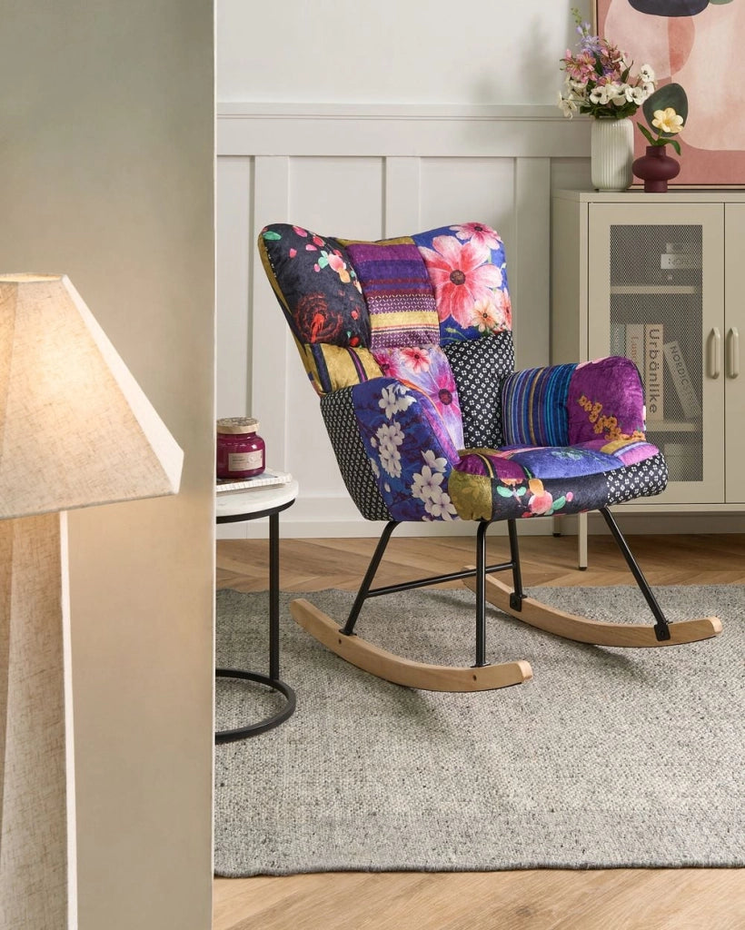 Sedia a dondolo Rivestimento in velluto multicolore Gambe in legno