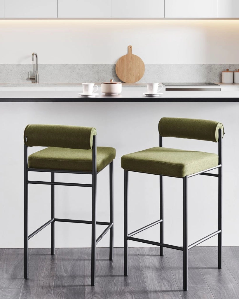 Set di 2 sedie da bar Rivestimento in poliestere verde Gambe in metallo nero Sgabelli senza braccioli Schienale arrotolato Cucina moderna sala da pranzo