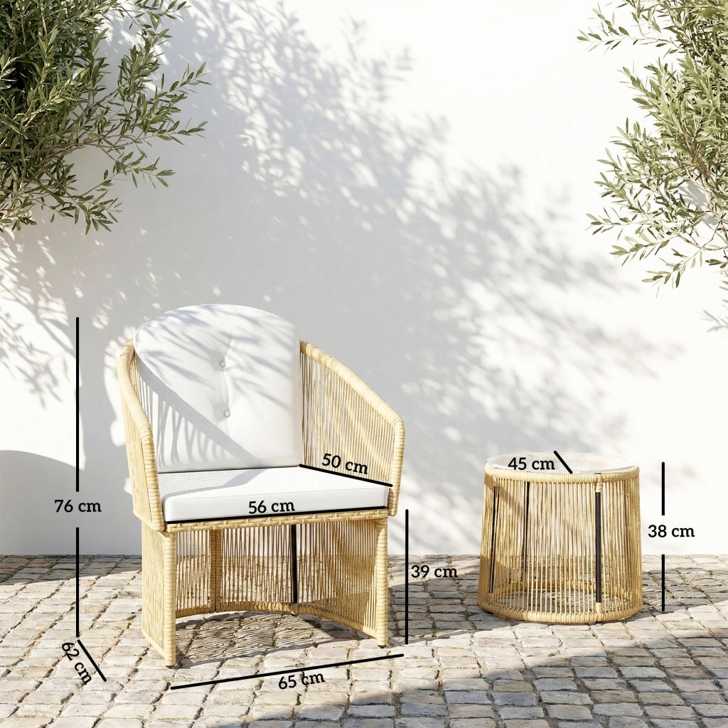 Set bistrot in rattan a 3 pezzi: tavolo rotondo di vetro; poltrone e cuscini; crema bianca