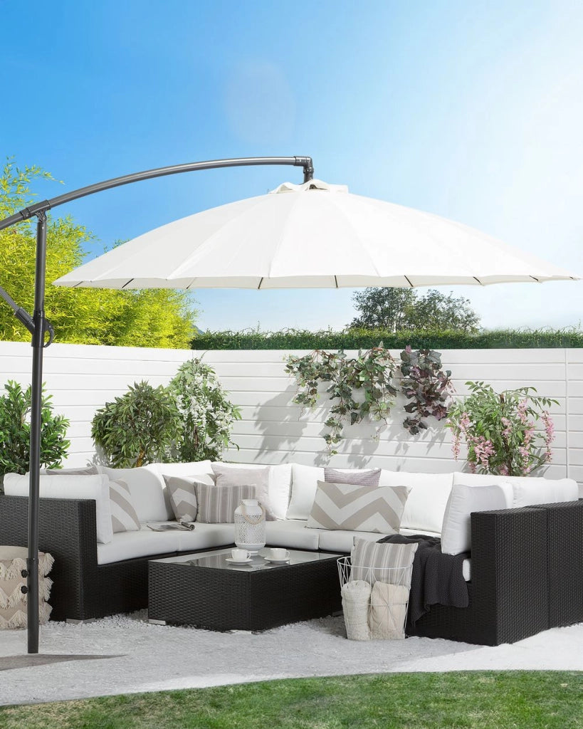 Ombrellone da giardino a sbalzo Struttura in alluminio bianco Tettoia in poliestere 235 x 268 x 268 cm Mobili da esterno dal design moderno