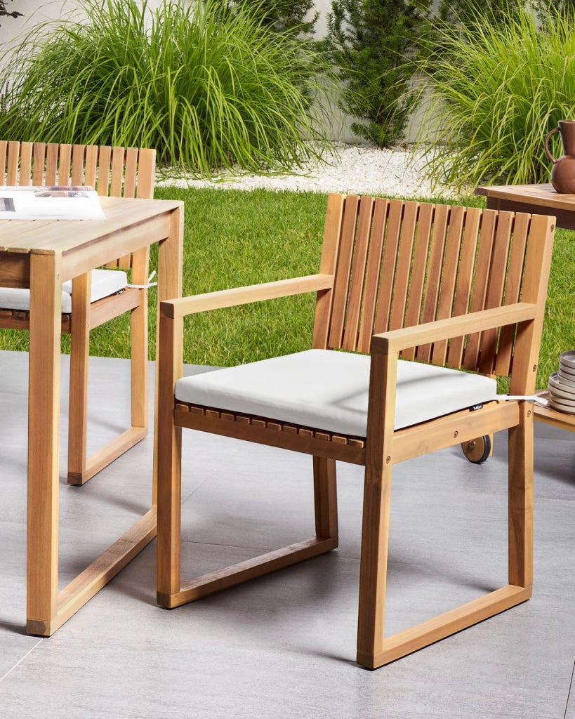 Set di 2 sedie da pranzo da giardino con cuscini, marrone chiaro e bianco sporco in legno di acacia certificato effetto lino stile rustico