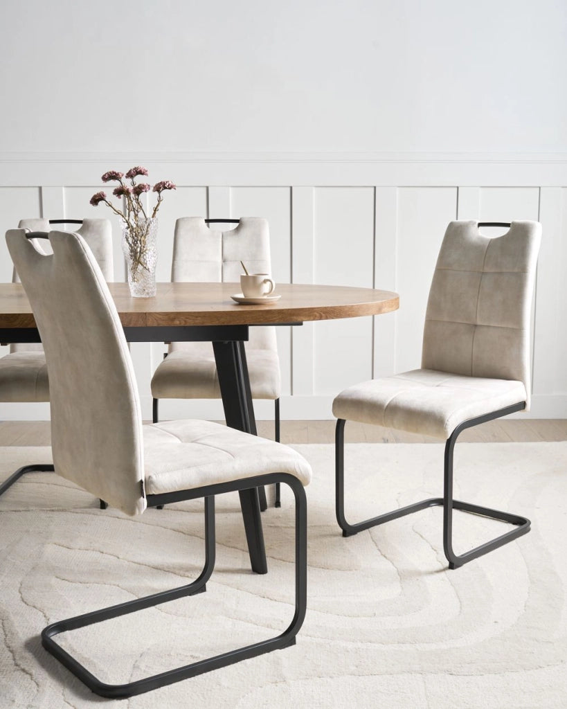 Set di 4 sedie da pranzo Rivestimento in tessuto Seduta imbottita Gambe in ferro beige chiaro