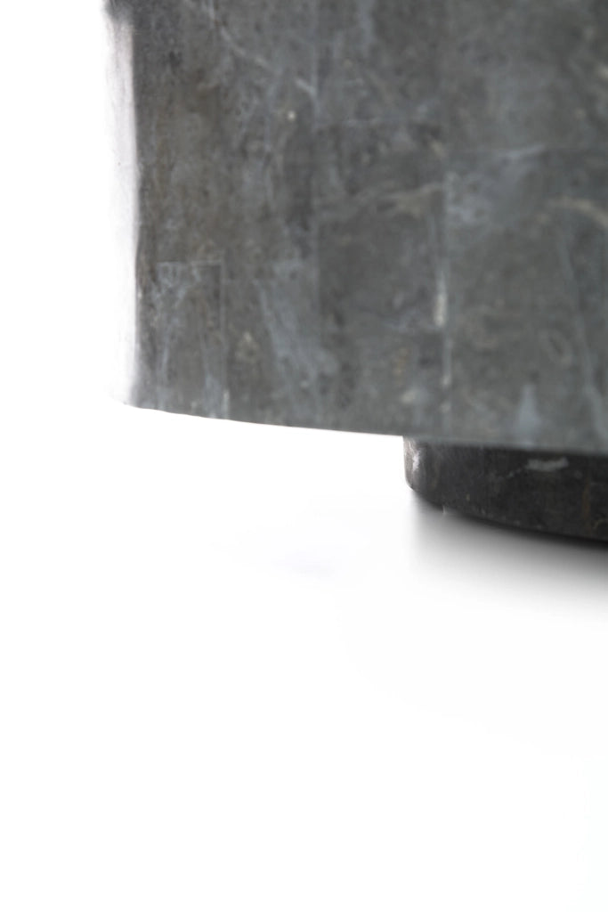 Tavolino Round 1 in Pietra Fossile Gray Stone con struttura in compensato marino - Design circolare ed elegante 85x85x28 cm