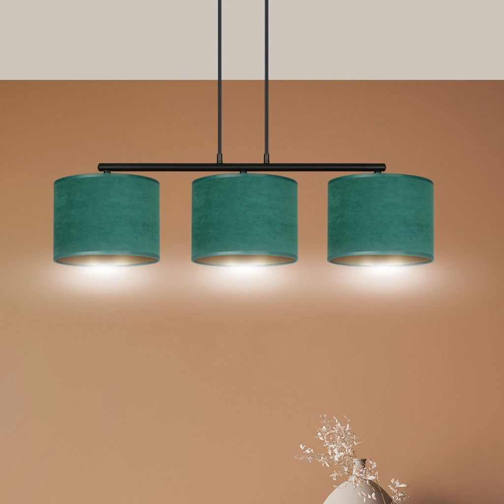 Lampada a sospensione Hilde in acciaio e velluto verde