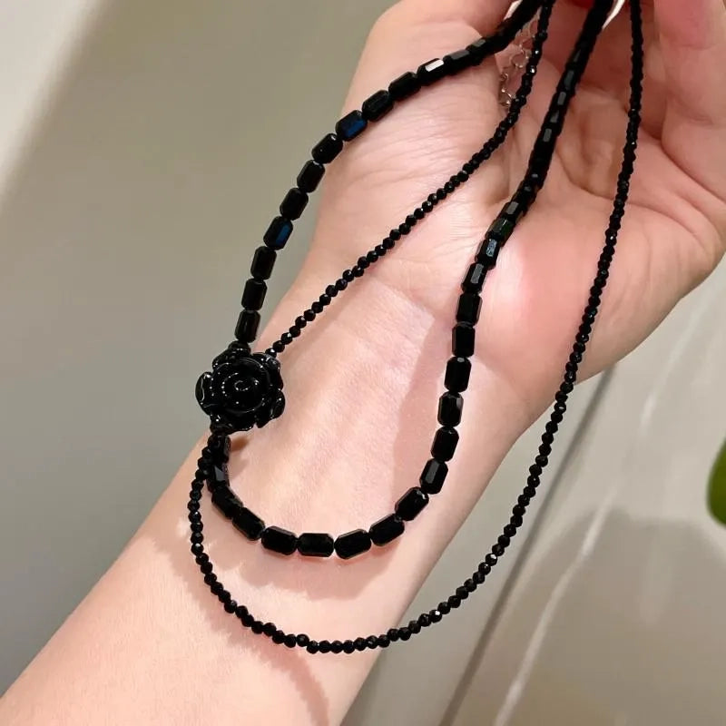 Collana fatta a mano con rosa nera, camelia e perline di cristallo, regalo di Natale o compleanno.